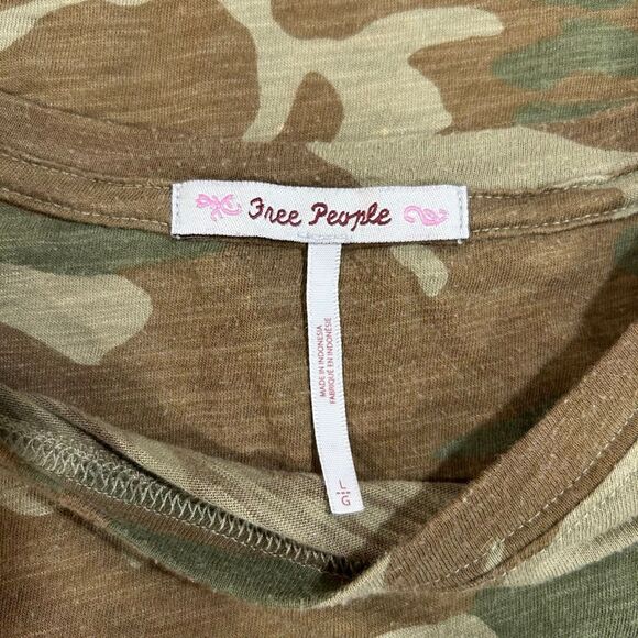 Free People Camo Print Relaxed Tee Size Large - Picture 3 of 5